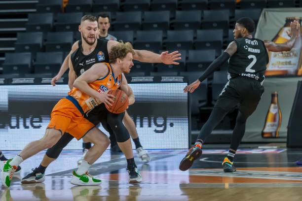 本场比赛依 本场比赛依